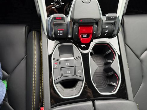 Used 2022 Lamborghini Urus AWD/4WD image 45