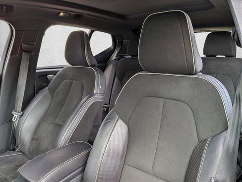 Used 2019 Volvo XC40 T5 R-Design image 11