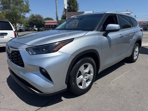 Used 2023 Toyota Highlander LE FWD image 2