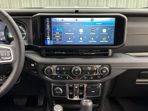 Used 2024 Jeep Wrangler Unlimited Sahara w/ Technology Group AWD/4WD image 26