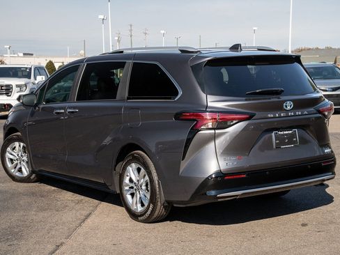 Certified 2025 Toyota Sienna Limited image 4
