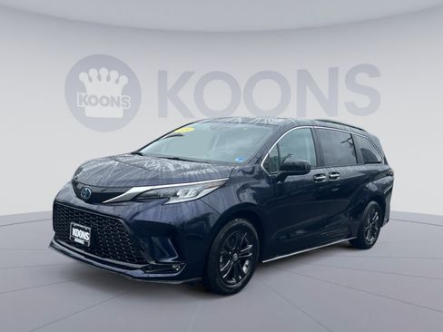 Used 2024 Toyota Sienna XSE w/ XSE Plus Package AWD/4WD image 5