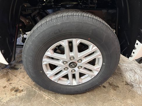 Used 2022 Toyota Tundra SR5 w/ SR5 Premium Package image 6