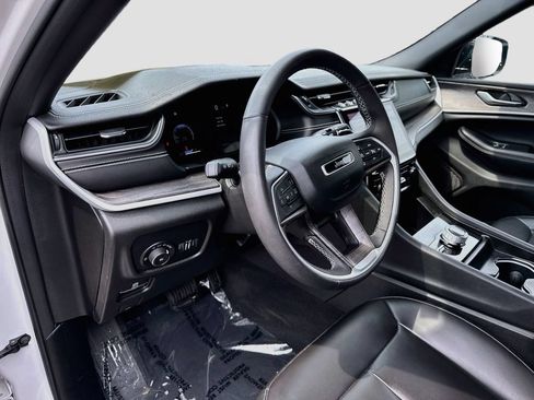 Used 2024 Jeep Grand Cherokee Limited AWD/4WD image 5