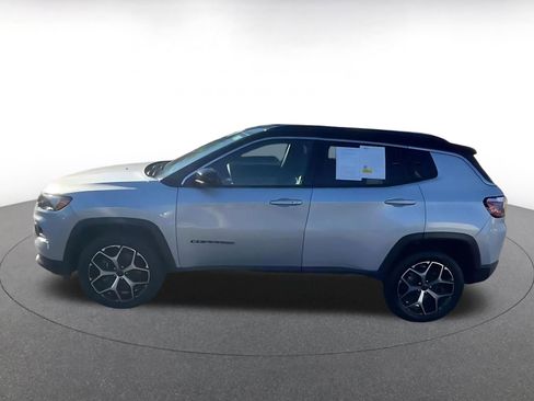 Used 2025 Jeep Compass Limited image 9