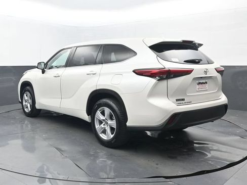 Used 2020 Toyota Highlander LE FWD image 3