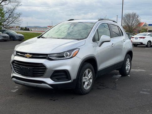 Used 2018 Chevrolet Trax LT w/ LT Convenience Package image 2