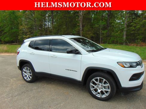 Certified 2023 Jeep Compass Latitude image 9