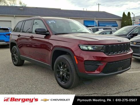 Used 2025 Jeep Grand Cherokee Altitude image 2