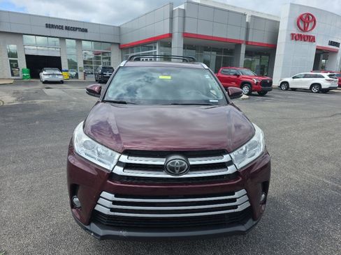 Used 2017 Toyota Highlander SE AWD/4WD image 3