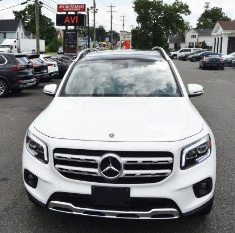 Used 2022 Mercedes-Benz GLB 250 4MATIC w/ Premium Package Lite image 4