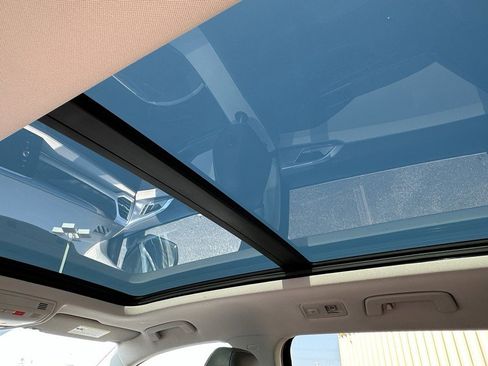 Used 2025 Volkswagen Taos SE w/ Panoramic Sunroof Package image 12