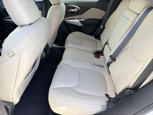 Used 2017 Jeep Cherokee Latitude FWD image 16