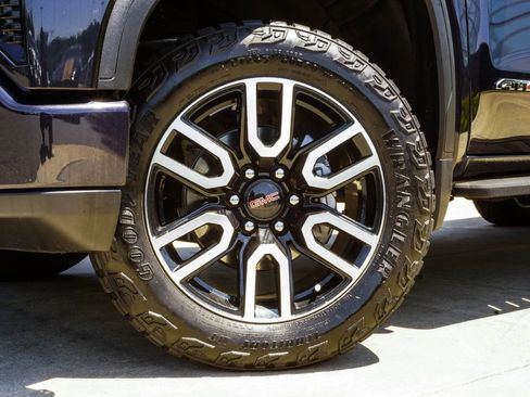 Used 2024 GMC Sierra 1500 AT4 w/ Technology Package AWD/4WD image 3