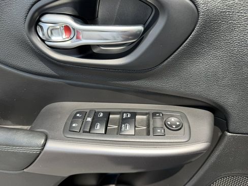 Used 2019 Jeep Cherokee Latitude Plus w/ Comfort/Convenience Group AWD/4WD image 30