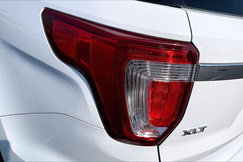 Used 2017 Ford Explorer XLT FWD image 31