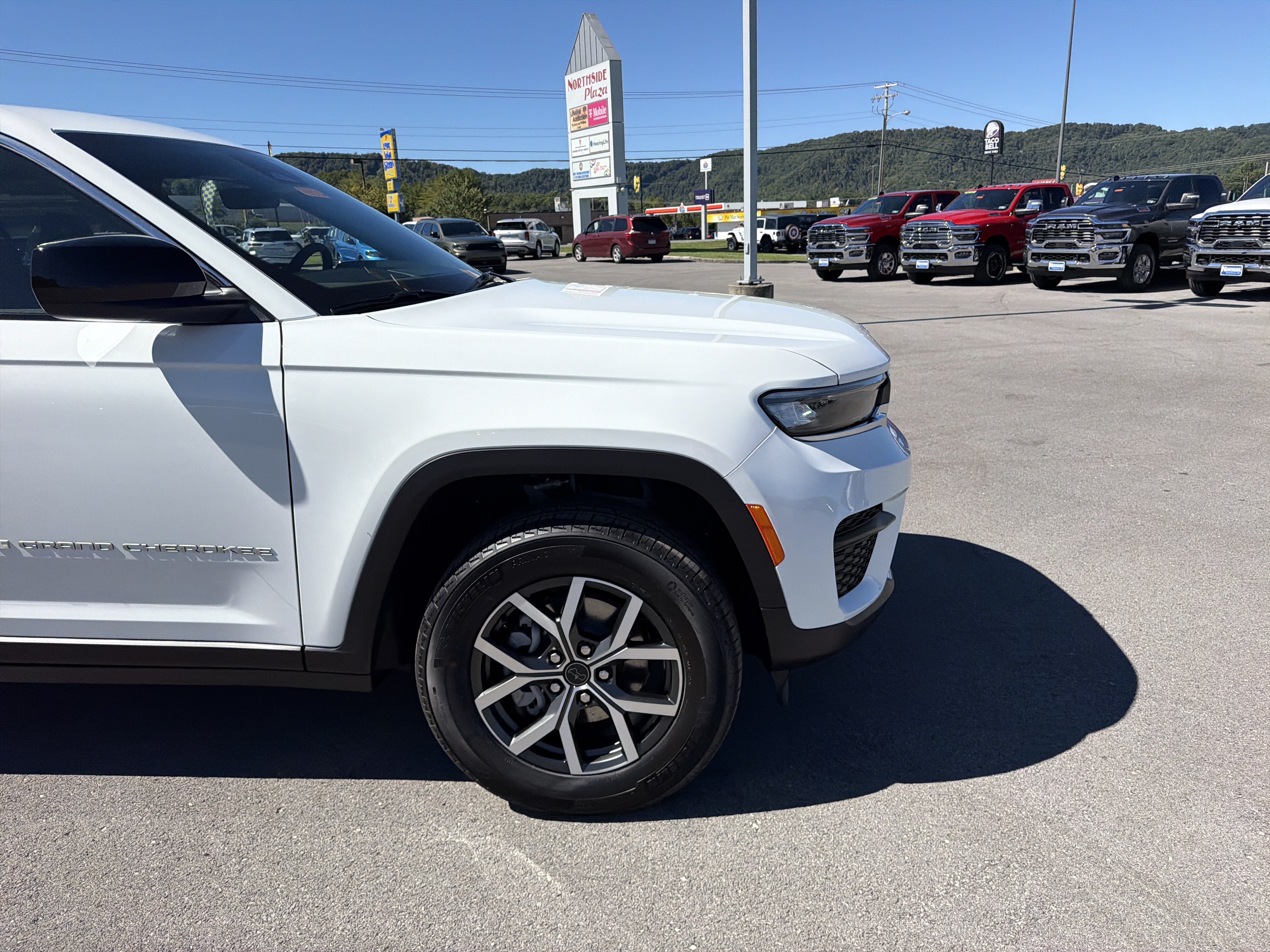 New 2027 Jeep Grand Cherokee Laredo X AWD/4WD image 4