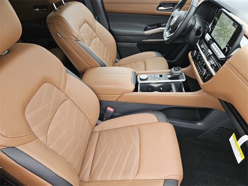 Used 2025 Nissan Pathfinder Platinum image 14