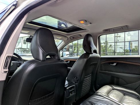 Used 2010 Volvo XC70 3.2 image 38