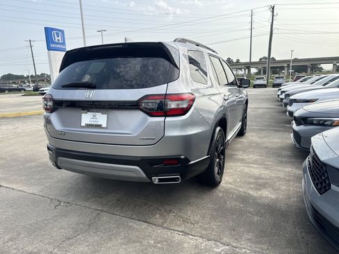 Certified 2025 Honda Pilot Touring image 4
