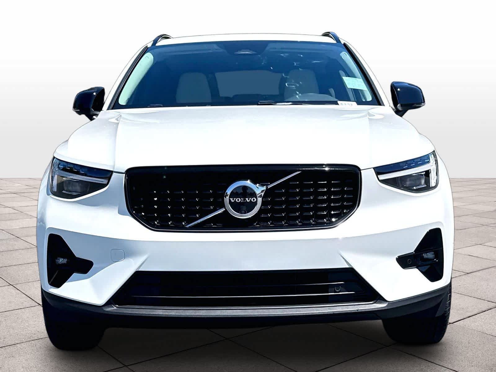 Used 2026 Volvo XC40 B4 Plus w/ Climate Package FWD image 3