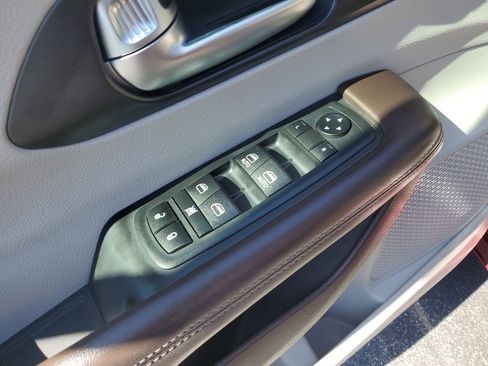 Used 2020 Chrysler Pacifica Touring-L w/ Advanced Safetytec Group FWD image 17