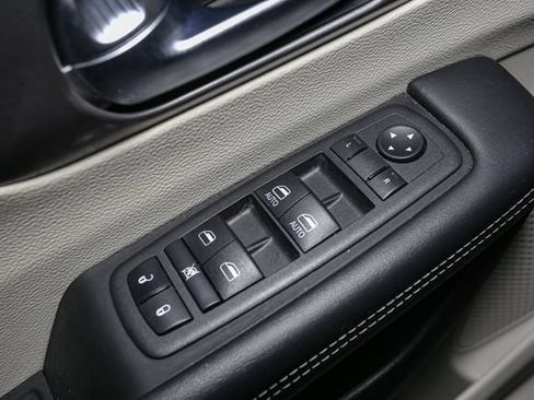 Used 2023 Chrysler Pacifica Touring-L FWD image 37