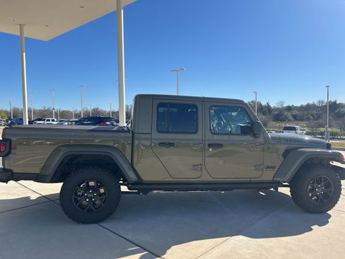 Used 2025 Jeep Gladiator Sport image 11