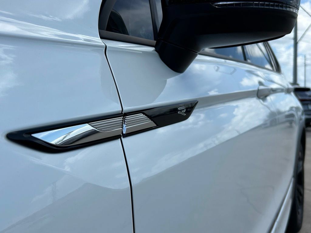Certified 2023 Volkswagen Tiguan SE R-Line FWD image 33