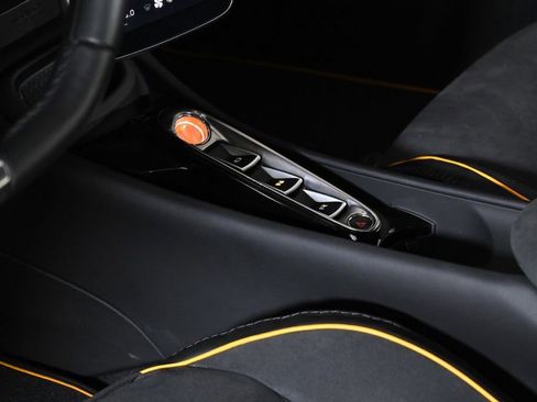 Used 2025 McLaren Artura image 14