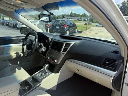 Used 2010 Subaru Outback 2.5i Premium AWD/4WD image 14