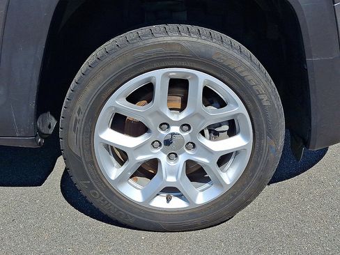 Used 2018 Jeep Renegade Latitude w/ Cold Weather Group AWD/4WD image 33