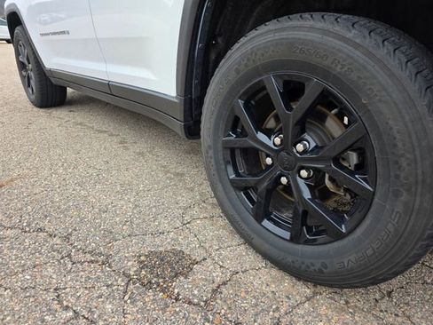 Used 2023 Jeep Grand Cherokee Limited image 39