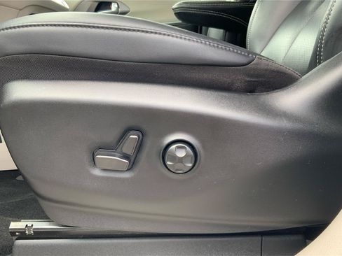 Used 2024 Chrysler Pacifica Touring-L FWD image 19