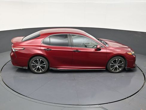 Used 2018 Toyota Camry SE FWD image 17
