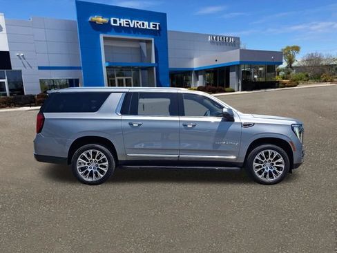 Used 2025 GMC Yukon XL Denali AWD/4WD image 26