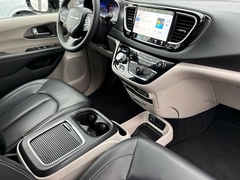 Used 2024 Chrysler Pacifica Touring-L image 17