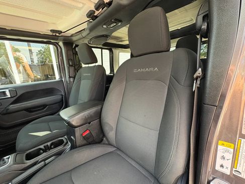 Used 2019 Jeep Wrangler Unlimited Sahara w/ LED Lighting Group AWD/4WD image 28