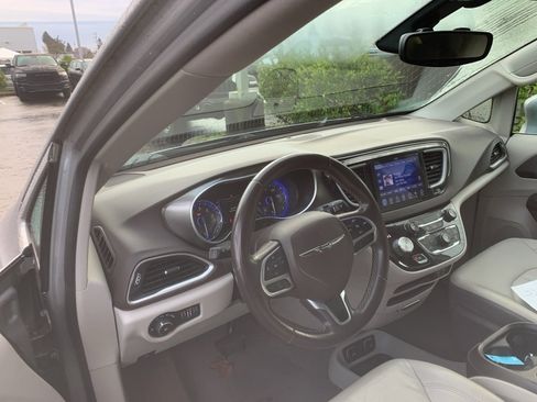 Used 2017 Chrysler Pacifica Touring-L image 9