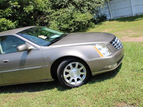 Used 2011 Cadillac DTS image 4