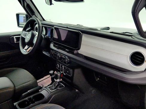 Used 2025 Jeep Wrangler Unlimited Sahara image 24