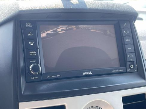 Used 2010 Chrysler Town & Country Touring FWD image 17