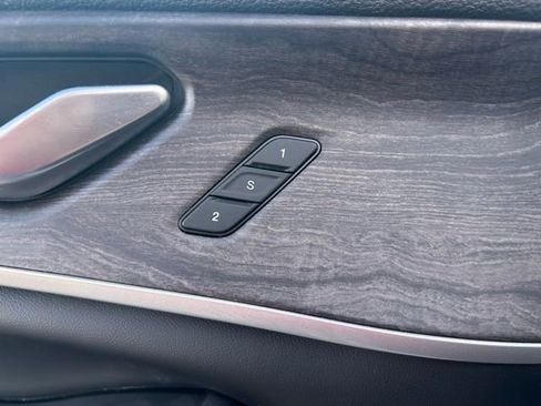 Used 2023 Jeep Grand Cherokee Limited w/ Black Appearance Package image 18