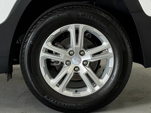 Used 2024 GMC Terrain SLE w/ Driver Convenience Package FWD image 8