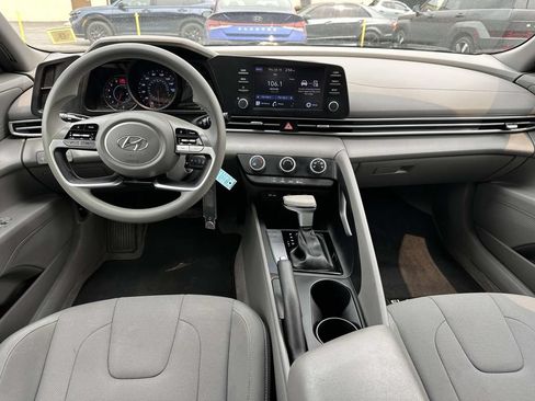 Used 2023 Hyundai Elantra SE FWD image 11