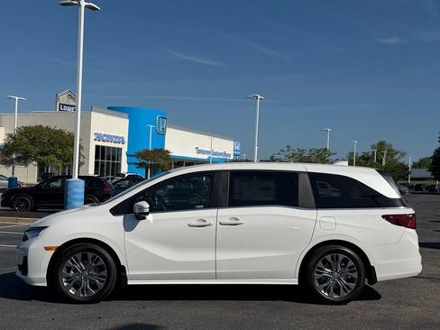 New 2026 Honda Odyssey Touring image 7