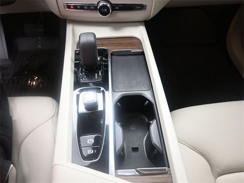Used 2022 Volvo XC60 B5 Momentum w/ Climate Package image 13