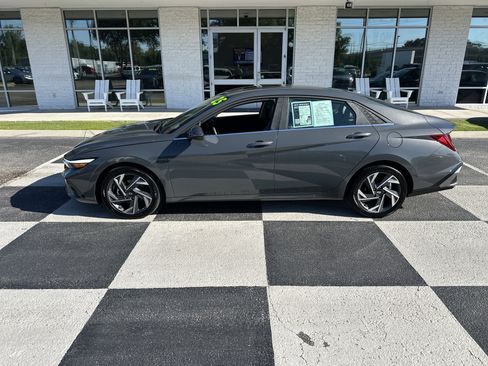 Used 2025 Hyundai Elantra Limited w/ Cargo Package FWD image 1