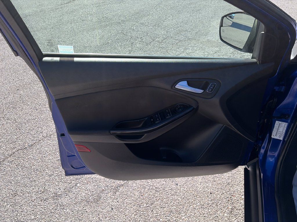Used 2015 Ford Focus Titanium FWD image 11