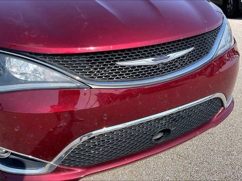 Used 2019 Chrysler Pacifica Limited w/ Tire & Wheel Group FWD image 7
